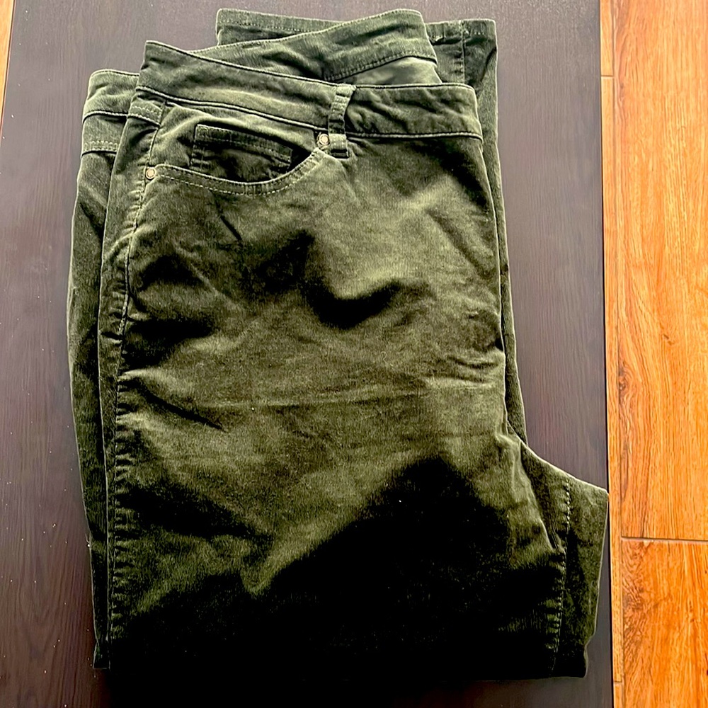 New hunter green corduroy pants